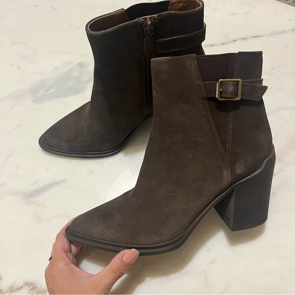 Blondo Raven Chocolate Brown Suede Pointed Toe Ankle Bootie - Picture 4 of 9